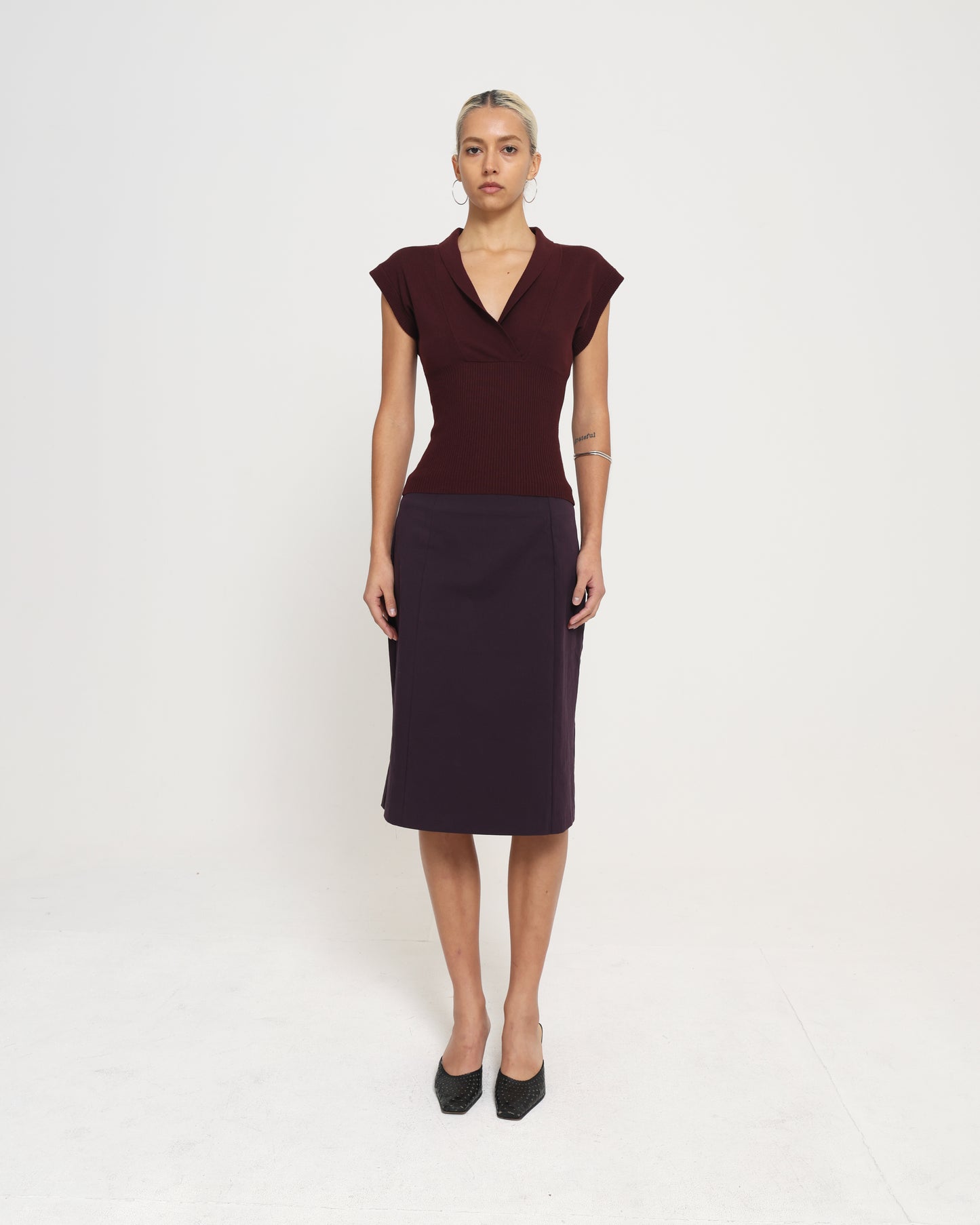 PLUNGE NECK KNIT TOP - PLUM