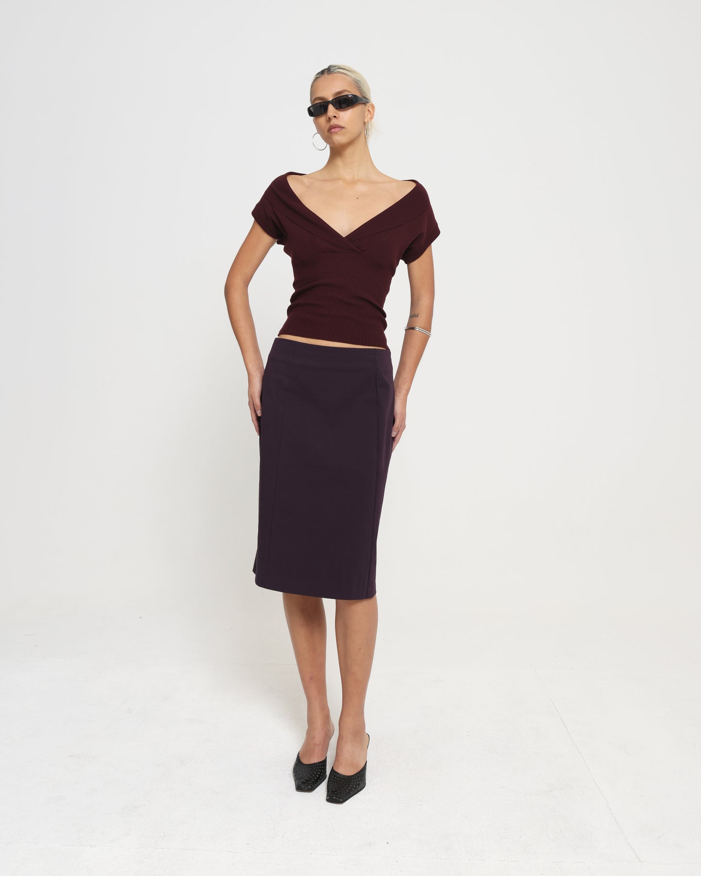 PLUNGE NECK KNIT TOP - PLUM